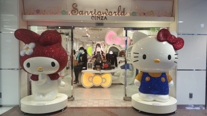 Hello Kitty statue at the entrance of the flagship shop Sanrioworld in Ginza, Tokyo